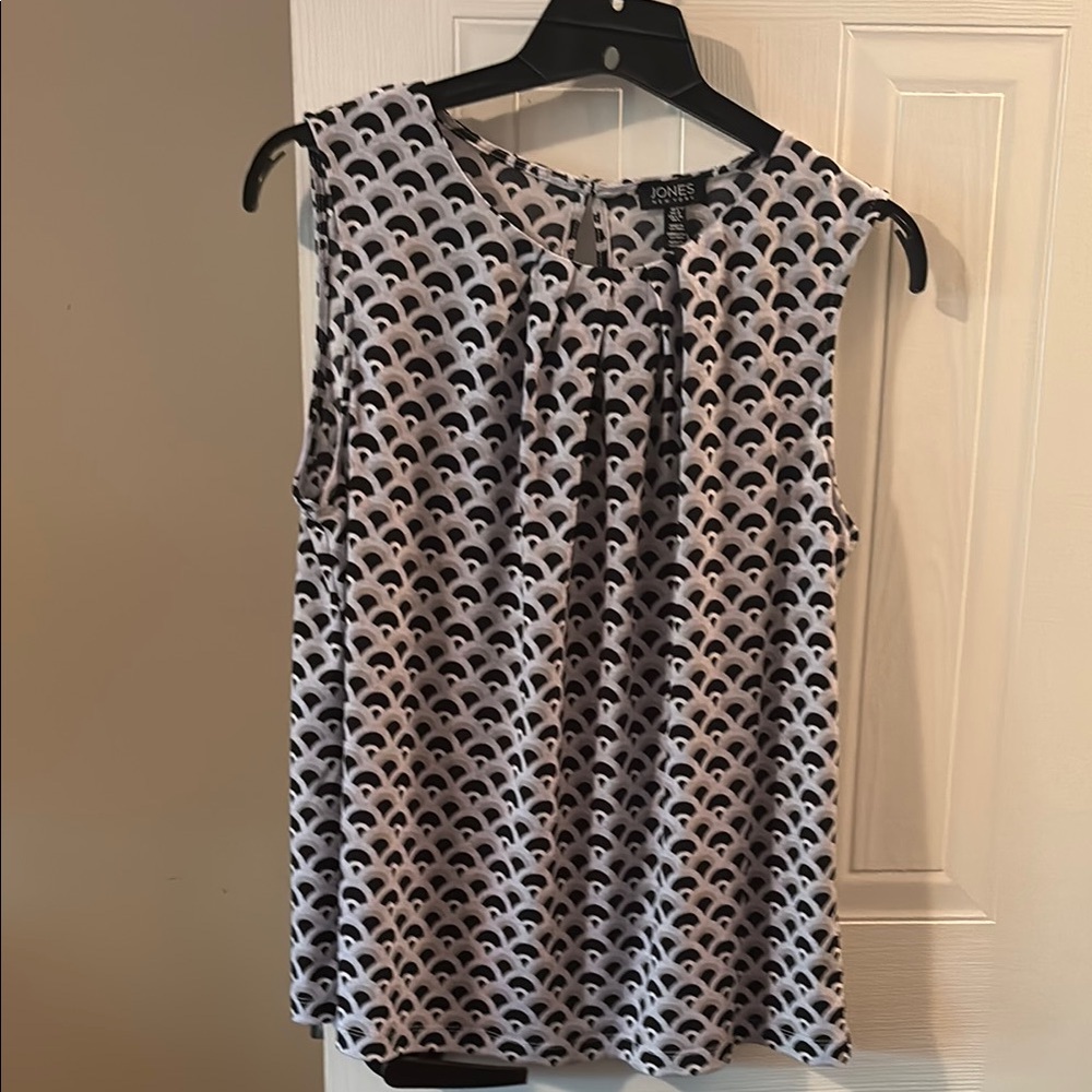 Jones New York Black, Gray and White Sleeveless Pleated Blouse